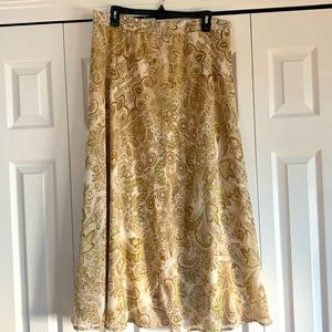 Beautiful earthy color lightly worn maxi skirt.